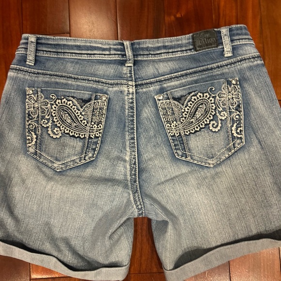 Love X Nation Women’s Size 10 Denim Short Embroidered Pockets. - Picture 5 of 7